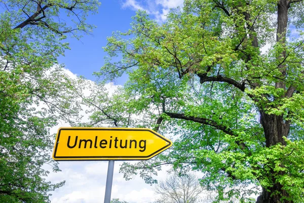 Deutsches Verkehrsschild mit Text-Umleitung — Stockfoto