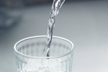 bir bardak su dökün