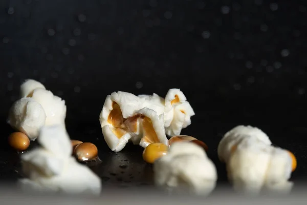 Palomitas de maíz en un detalle de la sartén cerca —  Fotos de Stock