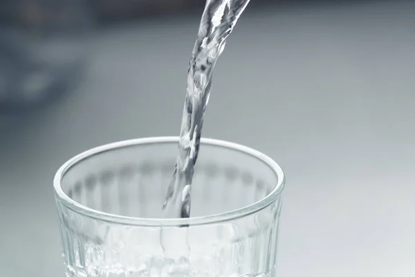 Giet een glas water — Stockfoto