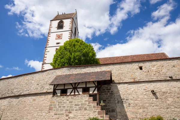 Opevněný kostel v Bergfeldenu na jihu Německa — Stock fotografie