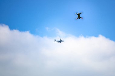 oyuncak drone ve uçak mavi gökyüzü arka plan 