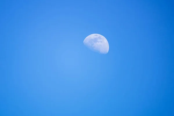 Bulan di siang hari langit latar — Stok Foto