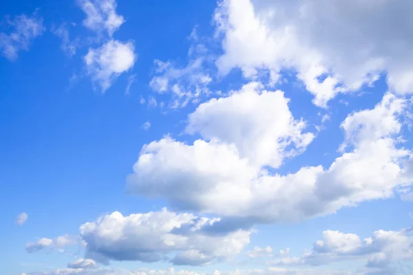 Típico bonito céu azul nuvens fundo — Fotografia de Stock