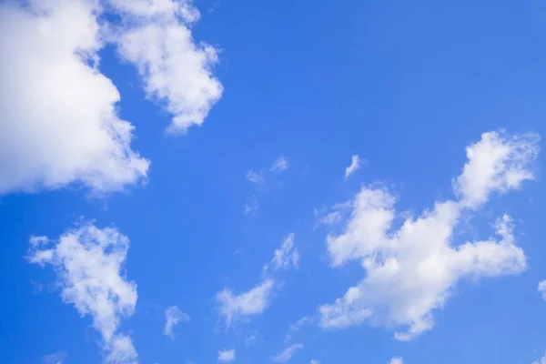 Típico bonito céu azul nuvens fundo — Fotografia de Stock
