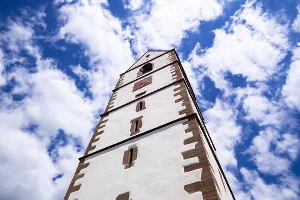 Opevněný kostel v Bergfeldenu na jihu Německa — Stock fotografie