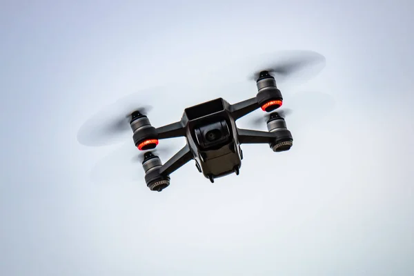 Brinquedo drone céu fundo — Fotografia de Stock