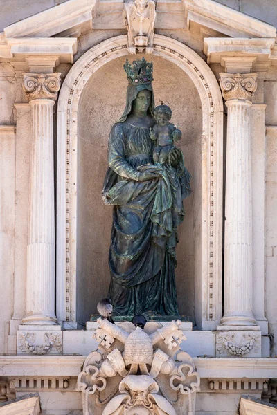 イタリアマルシェのサンタカーサ大聖堂の詳細 — ストック写真