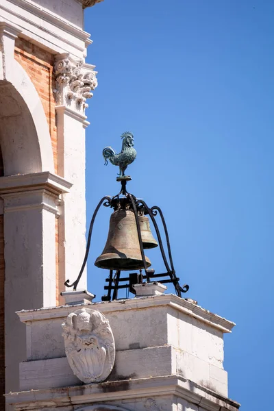 Детали Basilica della Santa Casa в Италии Marche — стоковое фото