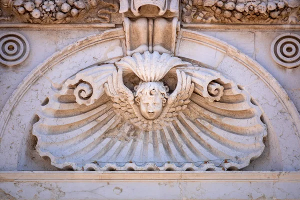 イタリアマルシェのサンタカーサ大聖堂で詳細 — ストック写真