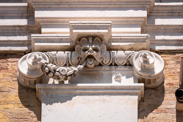 Подробности в Basilica della Santa Casa в Италии Marche — стоковое фото