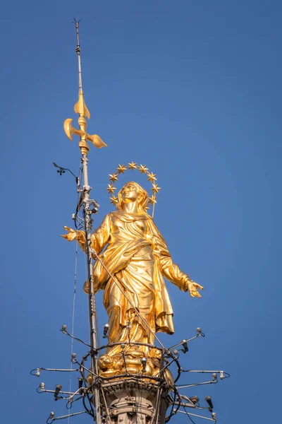 Statue de Vierge dorée à la cathédrale Milan Italie — Photo