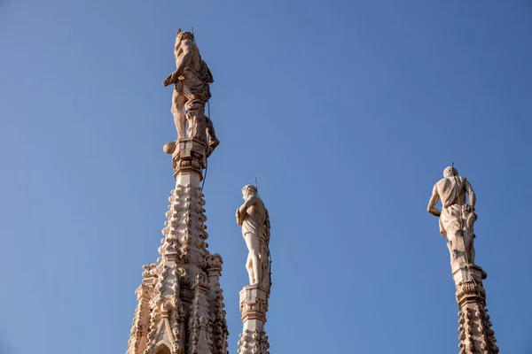Статуя в соборе Милана — стоковое фото
