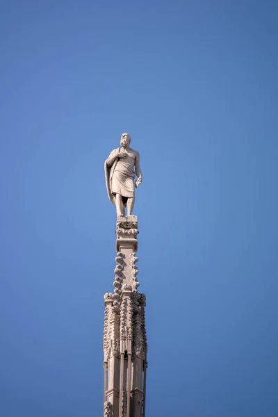 Άγαλμα στον καθεδρικό ναό Μιλάνο Ιταλία — Φωτογραφία Αρχείου