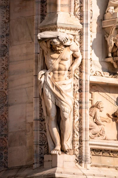 Standbeeld in de kathedraal van Milaan Italië — Stockfoto