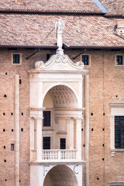 Μπαλκόνι του παλατιού στο Ουρμπίνο Ιταλία — Φωτογραφία Αρχείου