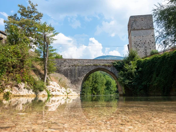 Старый каменный мост на Фрасасси Марке Италия — стоковое фото