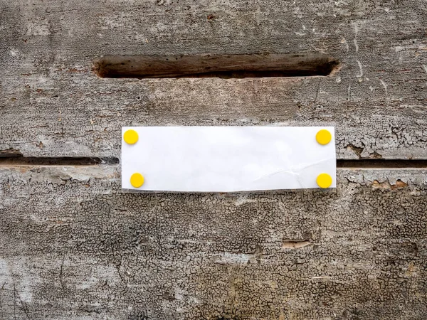 Beyaz kağıt ile ahşap bir kapı üzerinde posta kutusu yuvası — Stok fotoğraf