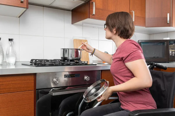 Mujer discapacitada cocina en la cocina —  Fotos de Stock