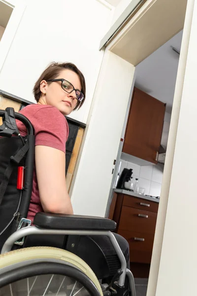 Mujer discapacitada en la puerta abierta a la cocina —  Fotos de Stock