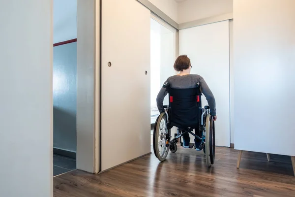 Mujer discapacitada en su apartamento —  Fotos de Stock