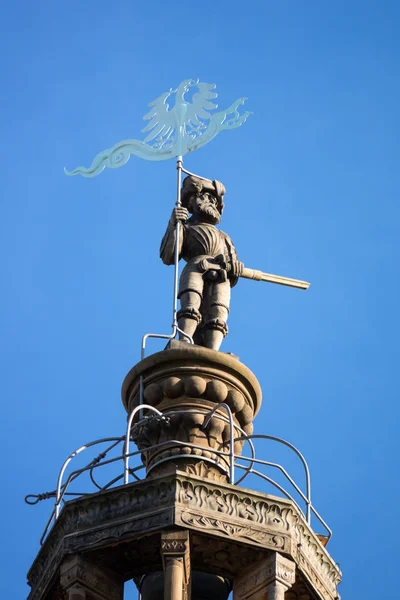 Estatua en la parte superior de la iglesia de Kilian en Heilbronn Alemania — Foto de Stock