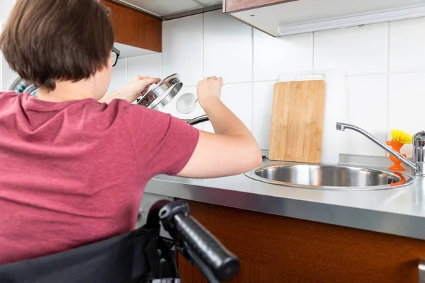 Mujer discapacitada cocina en la cocina —  Fotos de Stock