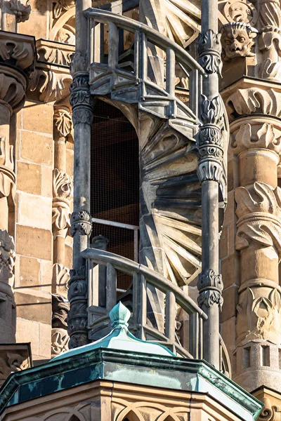 Utomhus trappor vid tornet i Kilian kyrkan i Heilbronn ge — Stockfoto
