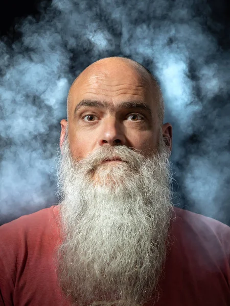 Brodaty dymu człowiek portret — Zdjęcie stockowe