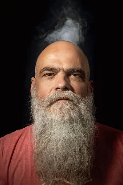 Portrait de fumée homme barbu — Photo