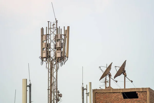 Alguma antena nos telhados do Cairo Egito — Fotografia de Stock