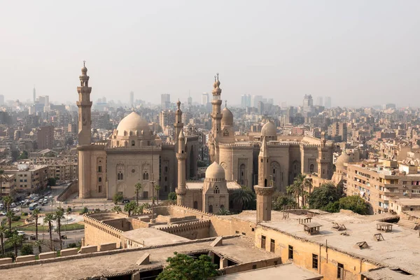 Kahire Mısır'da iki cami Al-Rifa'i ve Sultan Hassan — Stok fotoğraf