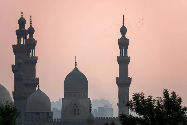 Kahire Mısır'da iki cami Al-Rifa'i ve Sultan Hassan — Stok fotoğraf