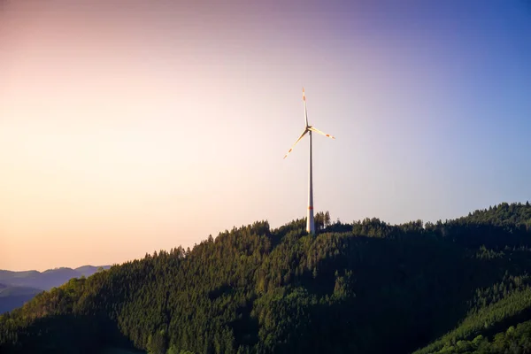 Almanya 'nın Kara Orman bölgesinde rüzgar enerjisiyle kaplı bir arazi. — Stok fotoğraf