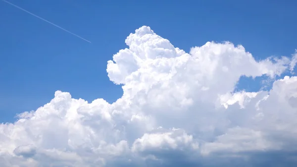 Фоновый фон облака Cumulus congestus pileus — стоковое фото