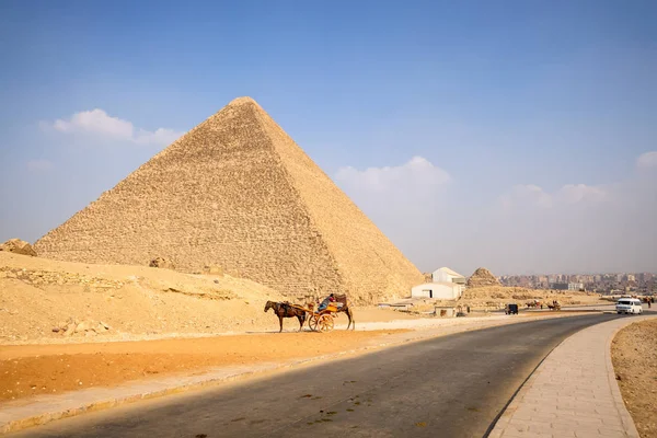 Paseo a caballo en el desierto El Cairo Egipto —  Fotos de Stock