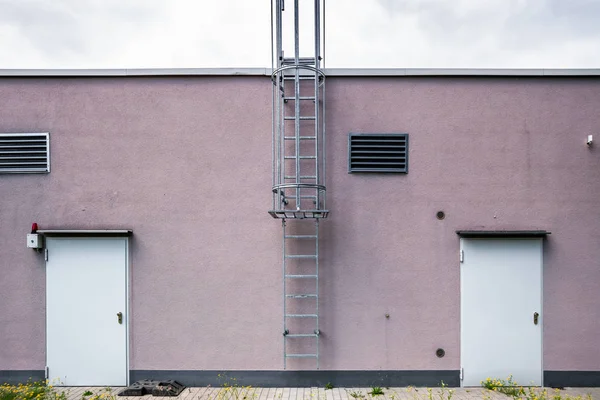 Wand mit Türen und Leiter — Stockfoto