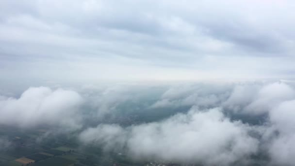 ふわふわの雲の間の飛行 — ストック動画