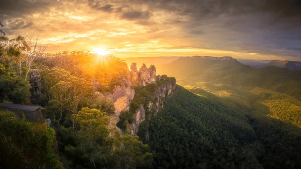 Drei Schwestern blaue Berge Australien bei Sonnenaufgang — Stockfoto