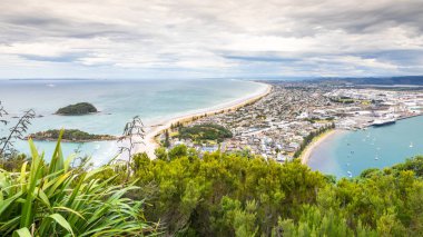 Mount Maunganui Plenty Bay görünümünden