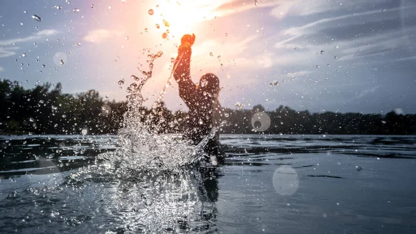 Vodní bitva u jezera západ slunce — Stock fotografie