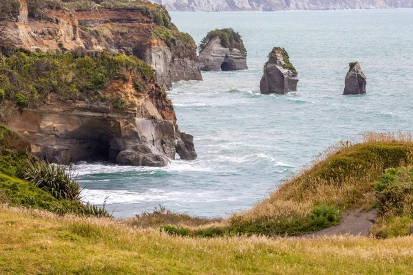 Rochas costeiras e monte Taranaki, Nova Zelândia — Fotografia de Stock