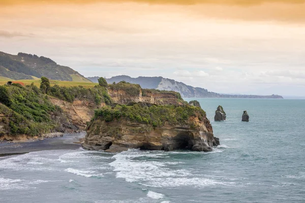 Klippor vid havet och berget Taranaki, Nya Zeeland — Stockfoto