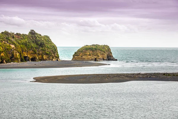 Sea shore rocks and mount Taranaki, New Zealand — Stock Photo, Image