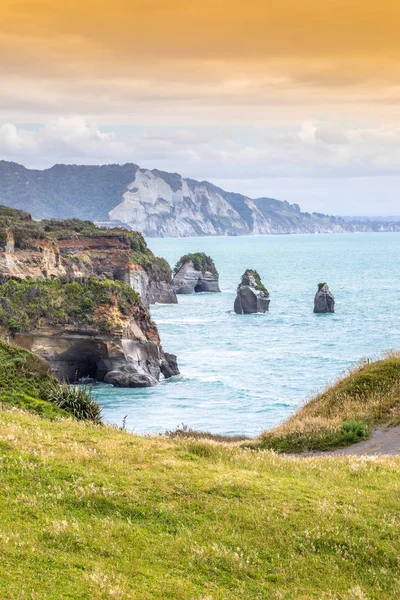 Rocas de la orilla del mar y el monte Taranaki, Nueva Zelanda — Foto de Stock