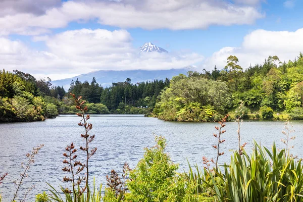 Volcán Taranaki cubierto de nubes, Nueva Zelanda — Foto de Stock