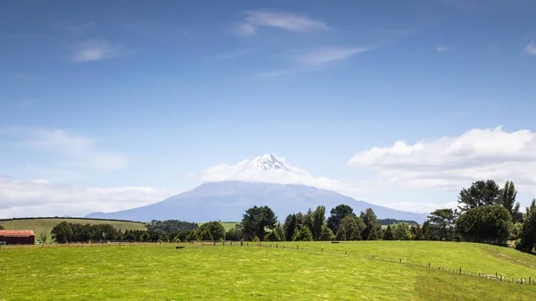 Volcano Taranaki covered in clouds, New Zealand — Stock Photo, Image