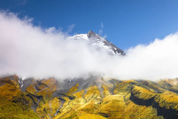Volcano Taranaki covered in clouds, New Zealand — Stock Photo, Image