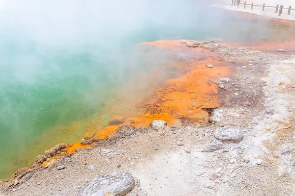 Heißer funkelnder See in Neuseeland — Stockfoto