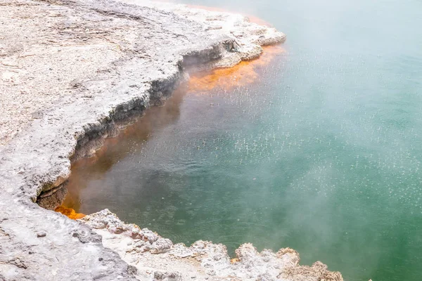 ニュージーランドの熱い輝く湖 — ストック写真